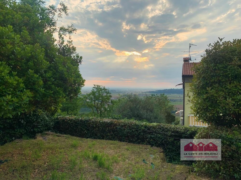 MONTEVIALE COLLINA: SINGOLA MQ. 225 SU 3 LIVELLI, CUCINA ARREDATA ABITABILE. SOGGIORNO, 2 CAMERE,...