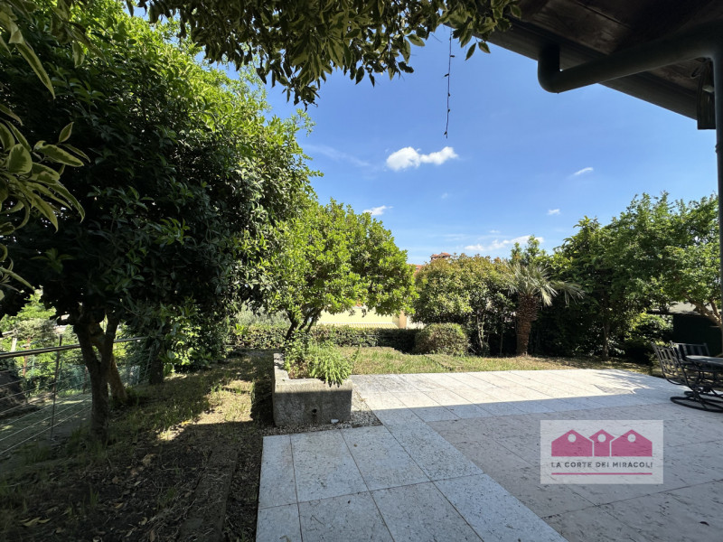 MONTEVIALE COLLINA: SINGOLA MQ. 225 SU 3 LIVELLI, CUCINA ARREDATA ABITABILE. SOGGIORNO, 2 CAMERE,...