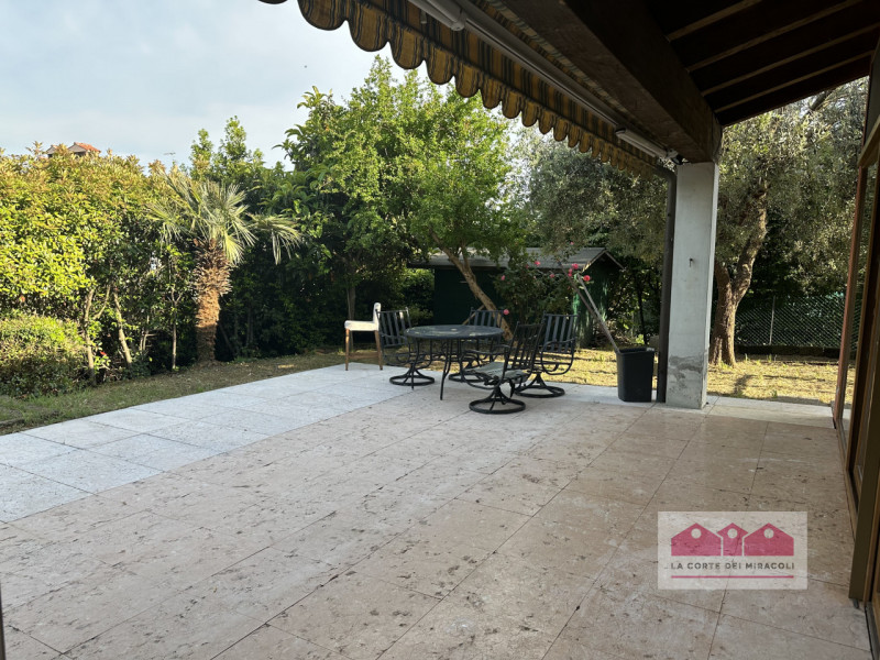 MONTEVIALE COLLINA: SINGOLA MQ. 225 SU 3 LIVELLI, CUCINA ARREDATA ABITABILE. SOGGIORNO, 2 CAMERE,...