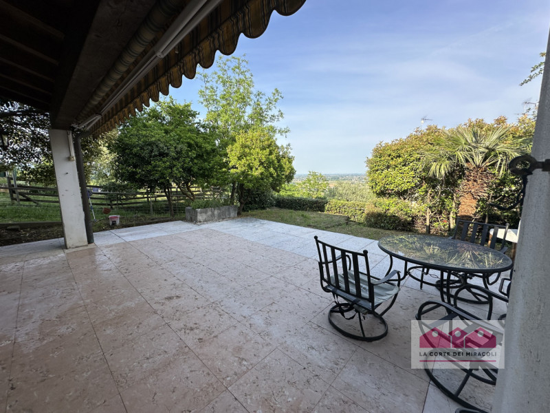 MONTEVIALE COLLINA: SINGOLA MQ. 225 SU 3 LIVELLI, CUCINA ARREDATA ABITABILE. SOGGIORNO, 2 CAMERE,...