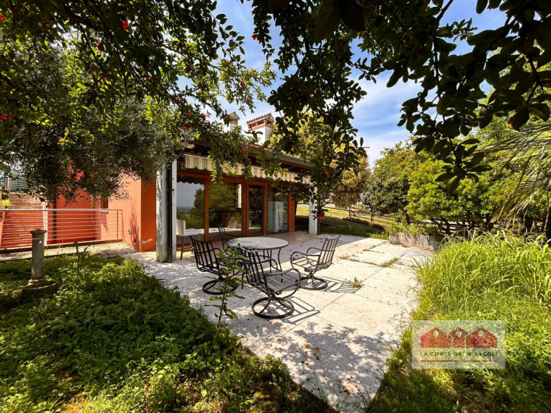 MONTEVIALE COLLINA: SINGOLA MQ. 225 SU 3 LIVELLI, CUCINA ARREDATA ABITABILE. SOGGIORNO, 2 CAMERE,...