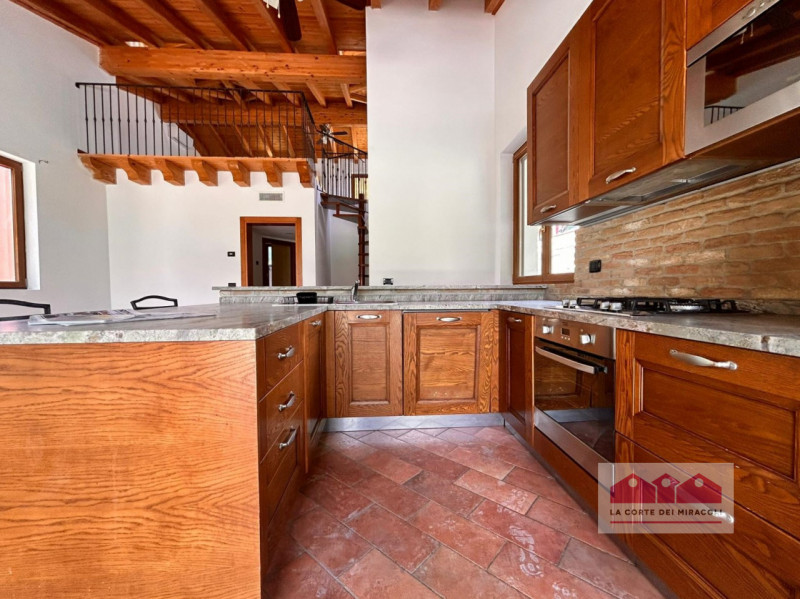 MONTEVIALE COLLINA: SINGOLA MQ. 225 SU 3 LIVELLI, CUCINA ARREDATA ABITABILE. SOGGIORNO, 2 CAMERE,...