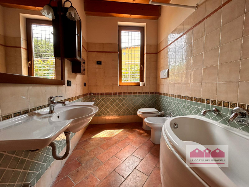 MONTEVIALE COLLINA: SINGOLA MQ. 225 SU 3 LIVELLI, CUCINA ARREDATA ABITABILE. SOGGIORNO, 2 CAMERE,...