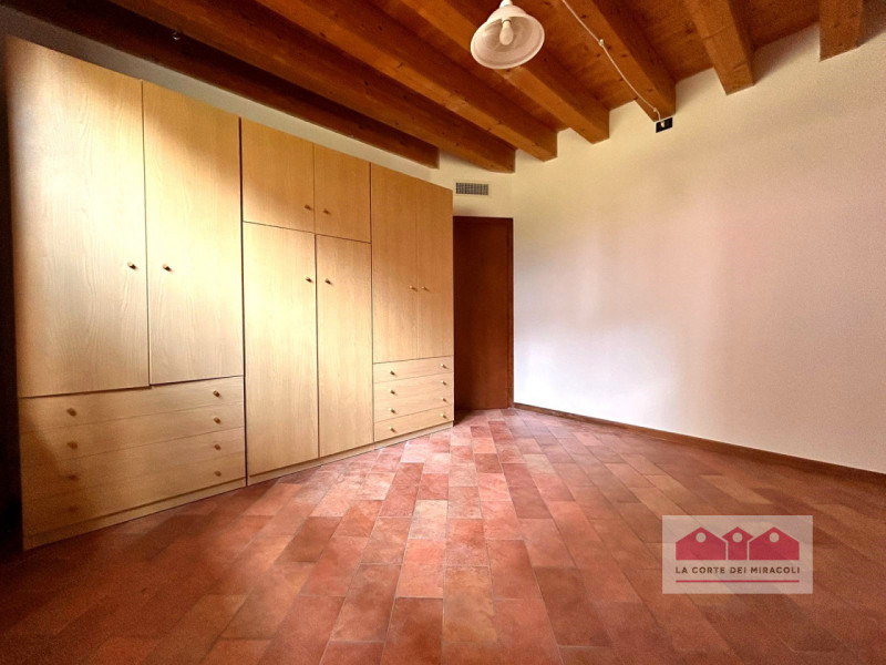 MONTEVIALE COLLINA: SINGOLA MQ. 225 SU 3 LIVELLI, CUCINA ARREDATA ABITABILE. SOGGIORNO, 2 CAMERE,...