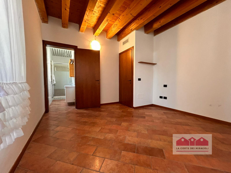 MONTEVIALE COLLINA: SINGOLA MQ. 225 SU 3 LIVELLI, CUCINA ARREDATA ABITABILE. SOGGIORNO, 2 CAMERE,...