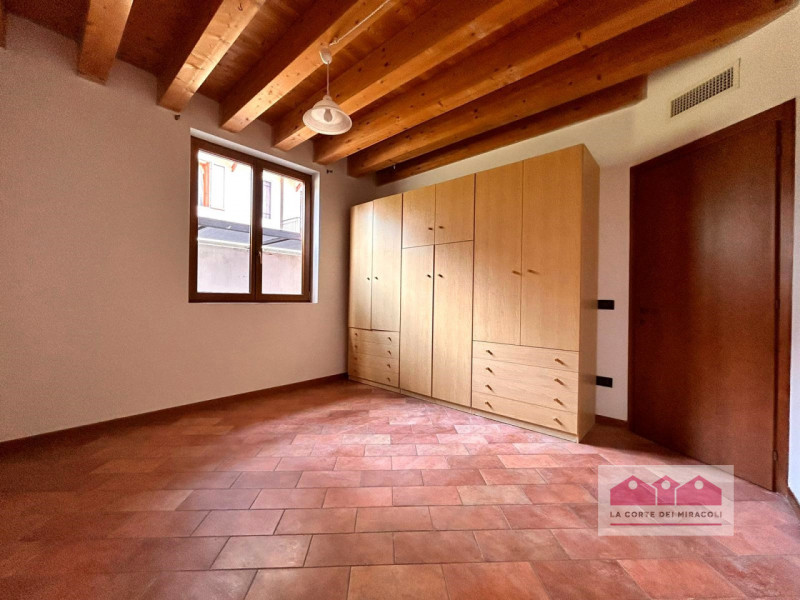 MONTEVIALE COLLINA: SINGOLA MQ. 225 SU 3 LIVELLI, CUCINA ARREDATA ABITABILE. SOGGIORNO, 2 CAMERE,...