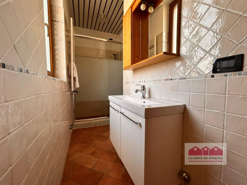 MONTEVIALE COLLINA: SINGOLA MQ. 225 SU 3 LIVELLI, CUCINA ARREDATA ABITABILE. SOGGIORNO, 2 CAMERE,...