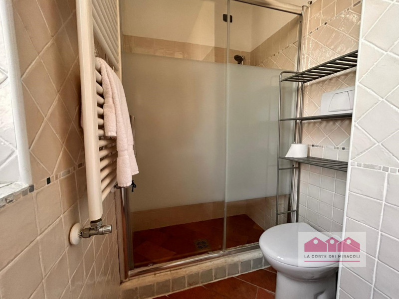 MONTEVIALE COLLINA: SINGOLA MQ. 225 SU 3 LIVELLI, CUCINA ARREDATA ABITABILE. SOGGIORNO, 2 CAMERE,...