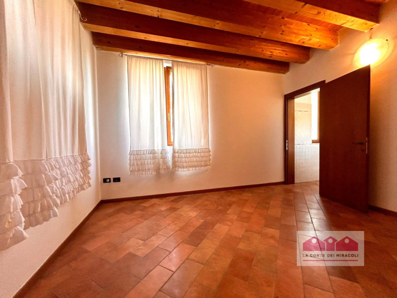 MONTEVIALE COLLINA: SINGOLA MQ. 225 SU 3 LIVELLI, CUCINA ARREDATA ABITABILE. SOGGIORNO, 2 CAMERE,...