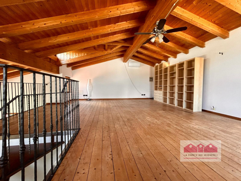 MONTEVIALE COLLINA: SINGOLA MQ. 225 SU 3 LIVELLI, CUCINA ARREDATA ABITABILE. SOGGIORNO, 2 CAMERE,...