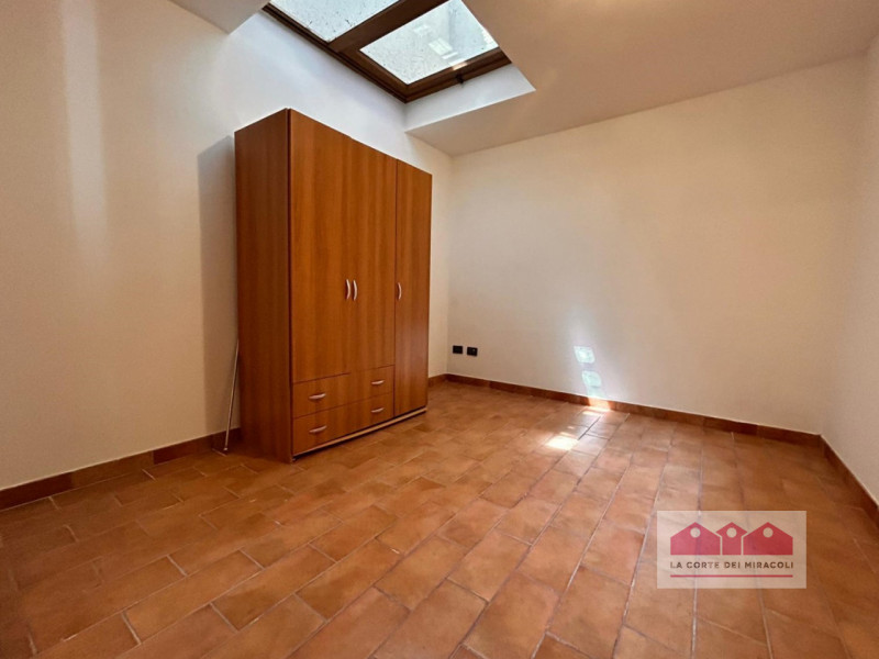 MONTEVIALE COLLINA: SINGOLA MQ. 225 SU 3 LIVELLI, CUCINA ARREDATA ABITABILE. SOGGIORNO, 2 CAMERE,...