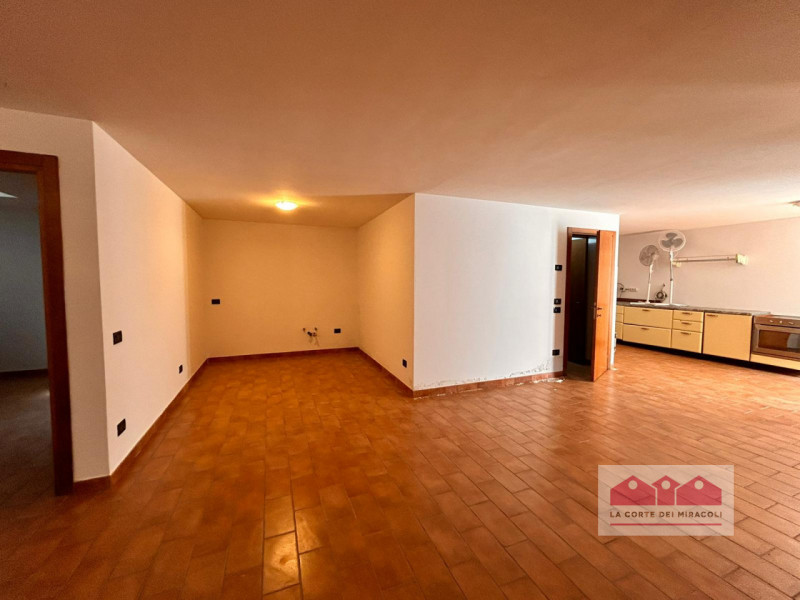 MONTEVIALE COLLINA: SINGOLA MQ. 225 SU 3 LIVELLI, CUCINA ARREDATA ABITABILE. SOGGIORNO, 2 CAMERE,...