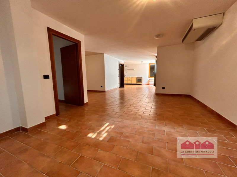 MONTEVIALE COLLINA: SINGOLA MQ. 225 SU 3 LIVELLI, CUCINA ARREDATA ABITABILE. SOGGIORNO, 2 CAMERE,...