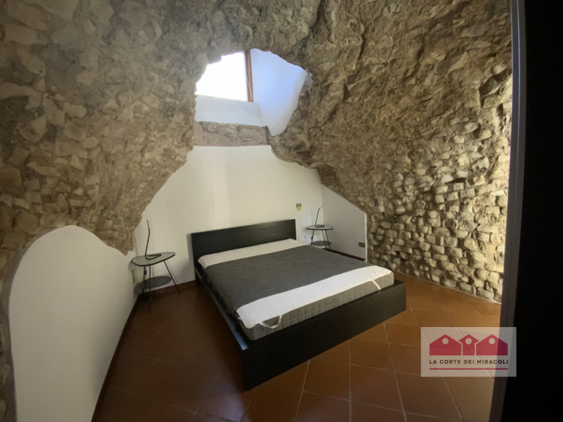 SOLO LOCAZIONI TRANSITORIE DA 1 A 12 MESI - CENTRO STORICO: ARIOSO ED AMPIO BILOCALE ARREDATO E C...