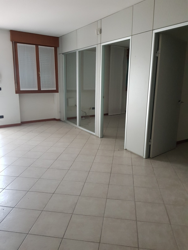 Si propone in VENDITA al primo piano di un fabbricato di recente costruzione servito anche da asc...