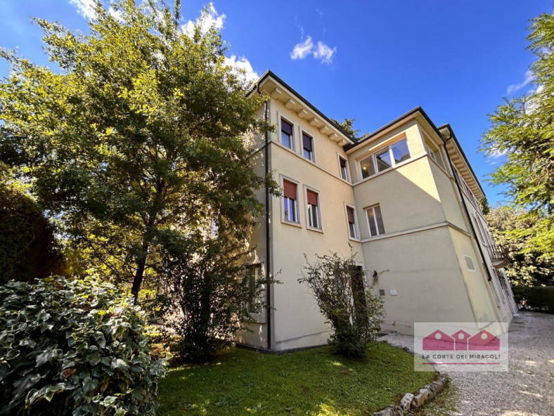 DISPONIBILE DA FINE GIUGNO - CENTRO STORICO: SPLENDIDO APPARTAMENTO CON 3 CAMERE DA LETTO SITUATO...
