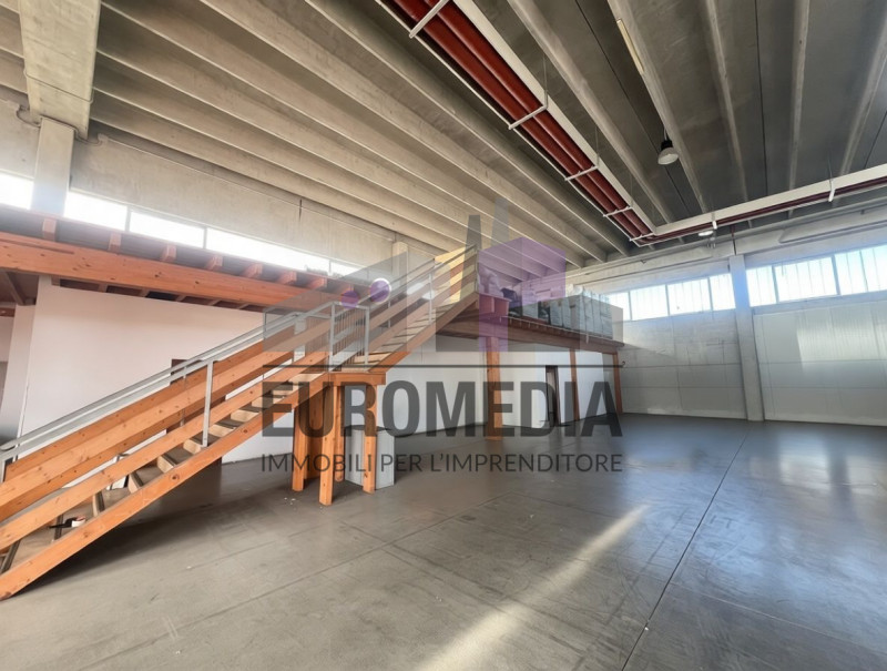 ARCOLE: Rif. 1308 - C - ANTONIO - Per info 338.4892021 – EUROMEDIA propone in zona industriale, a...