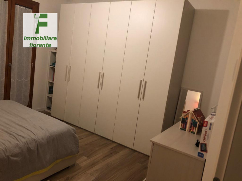 In QUARTIERE RESIDENZIALE...RECENTISSIMA LUMINOSA PORZIONE DI TESTA PAVIMENTATA in LEGNO di CASA ...