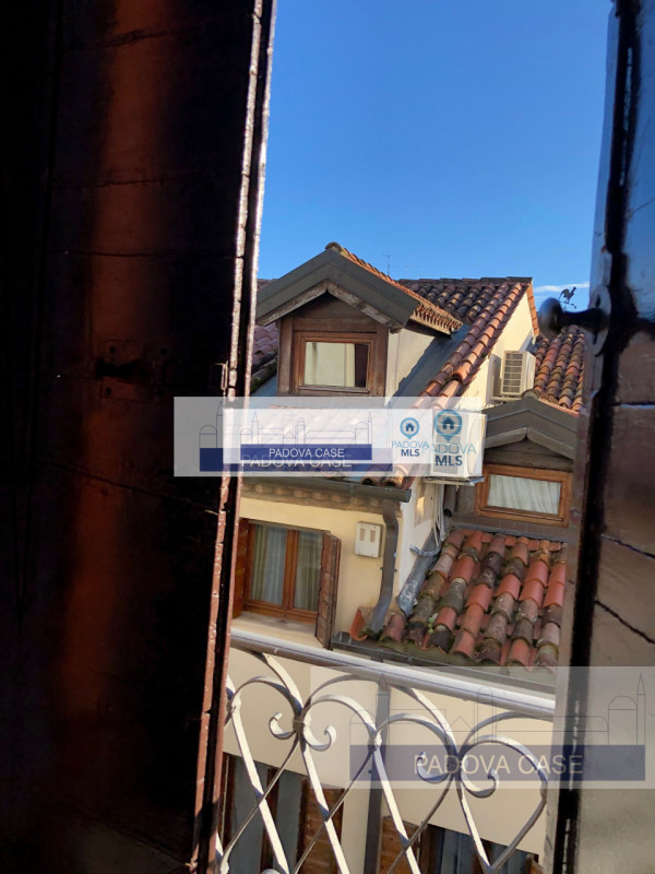 Scopri un'opportunità unica nel cuore di Padova, precisamente in zona Prato della Valle. Proponia...