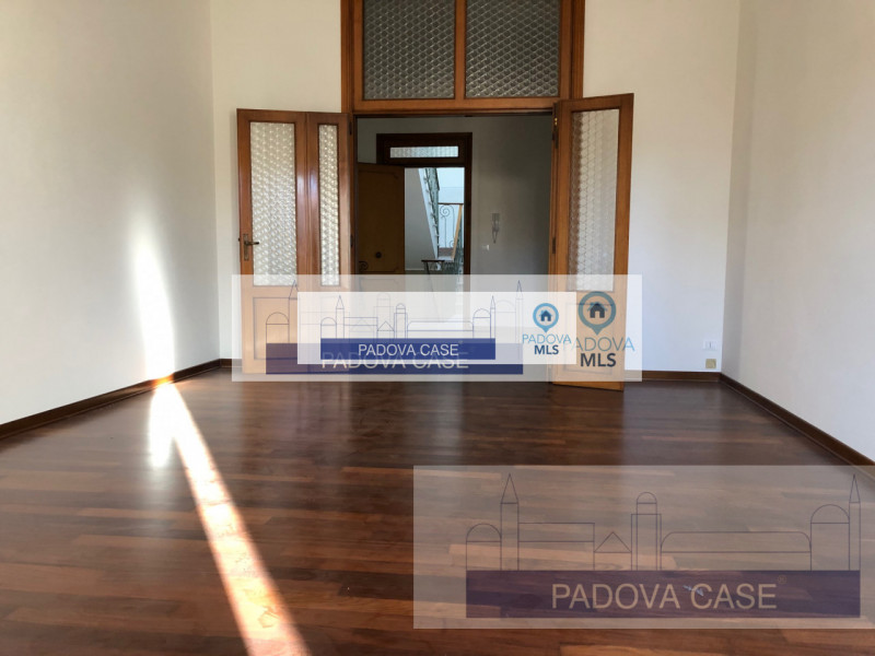 Scopri un'opportunità unica nel cuore di Padova, precisamente in zona Prato della Valle. Proponia...