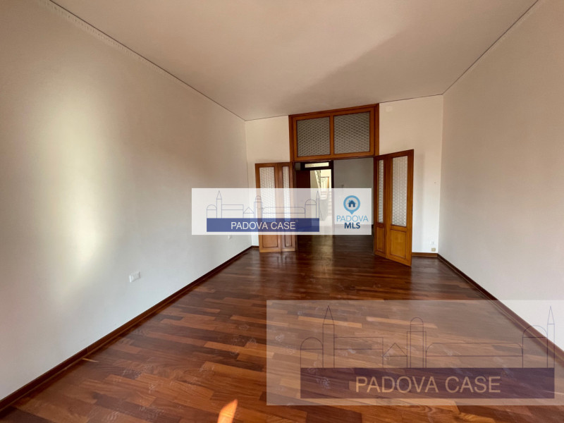 Scopri un'opportunità unica nel cuore di Padova, precisamente in zona Prato della Valle. Proponia...