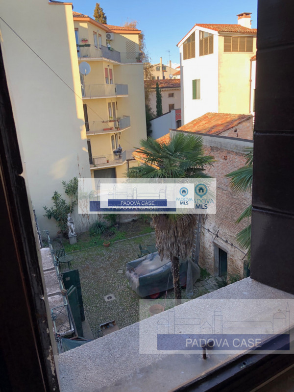 Scopri un'opportunità unica nel cuore di Padova, precisamente in zona Prato della Valle. Proponia...