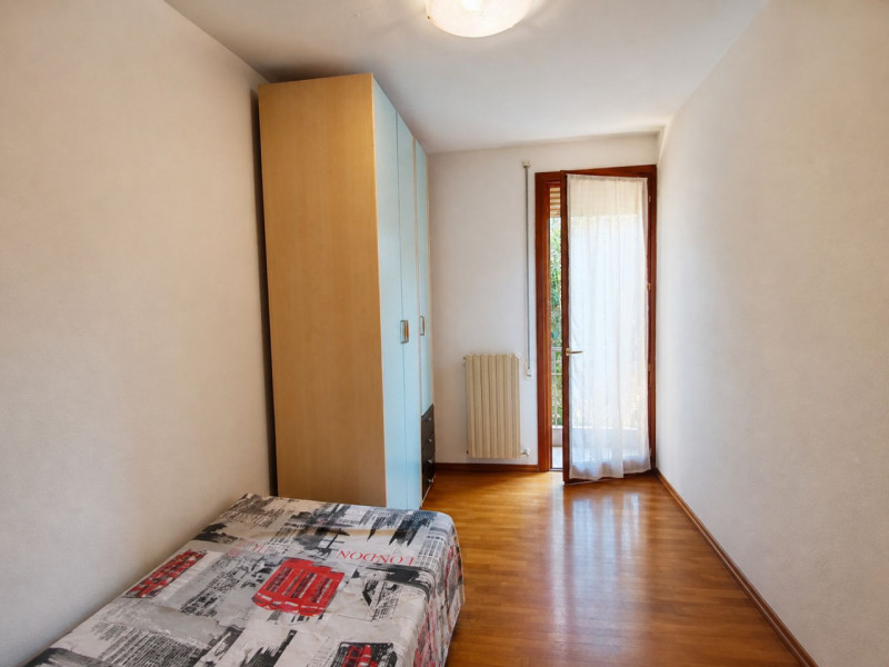 In zona centrale a Caselle, inserito in una palazzina di poche unità situata in una via chiusa, p...