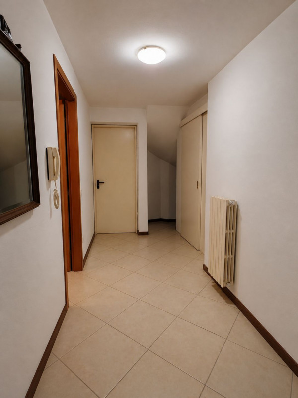 In zona centrale a Caselle, inserito in una palazzina di poche unità situata in una via chiusa, p...