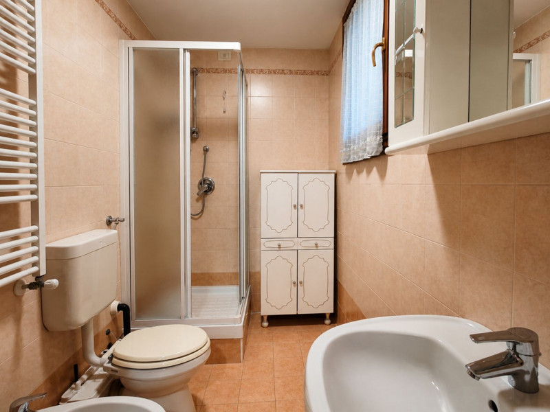In zona centrale a Caselle, inserito in una palazzina di poche unità situata in una via chiusa, p...