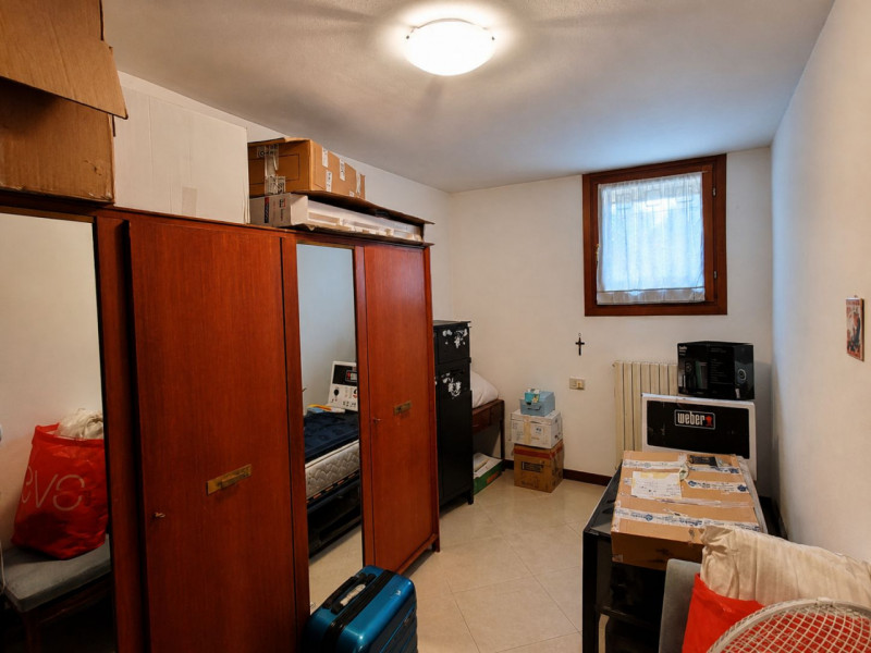 In zona centrale a Caselle, inserito in una palazzina di poche unità situata in una via chiusa, p...