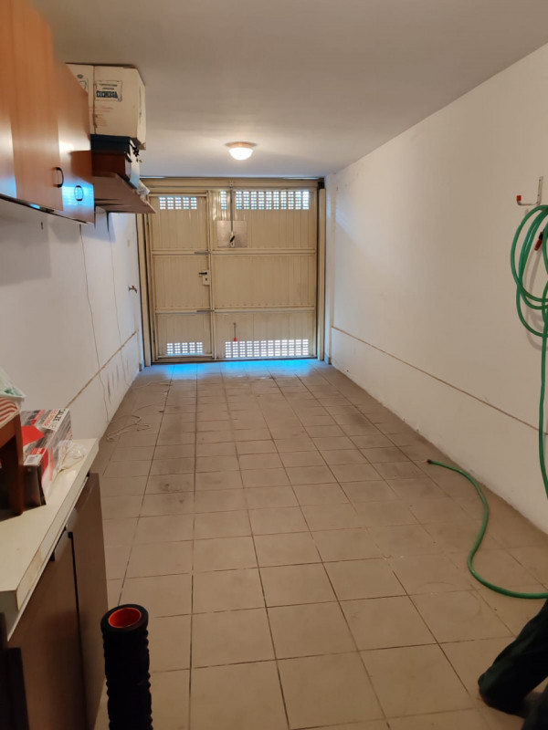 In zona centrale a Caselle, inserito in una palazzina di poche unità situata in una via chiusa, p...