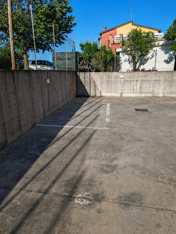 In zona centrale a Caselle, inserito in una palazzina di poche unità situata in una via chiusa, p...