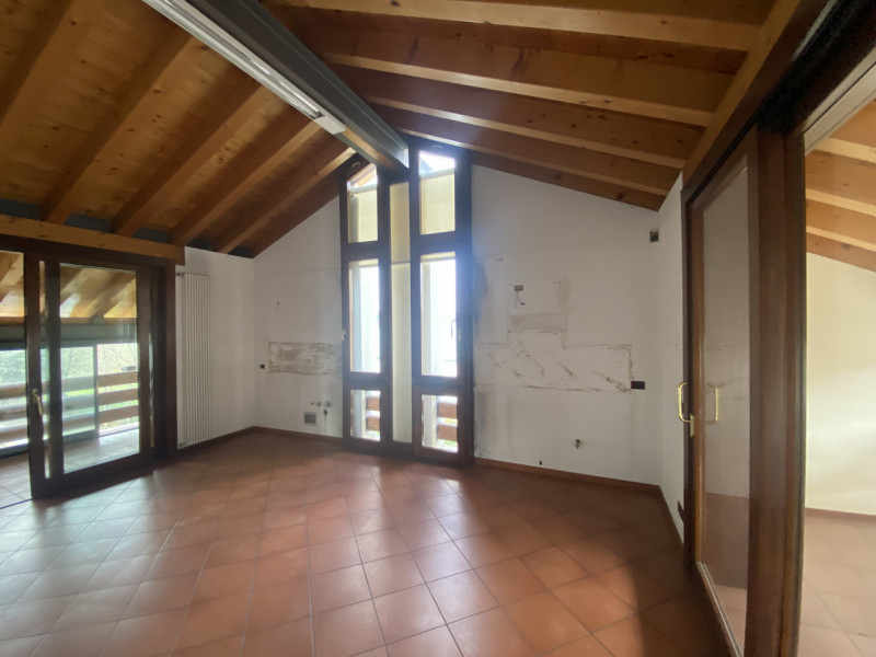 in vendita magnifico attico di circa 300 mq situato nella rinomata zona residenziale di Biadene, ...