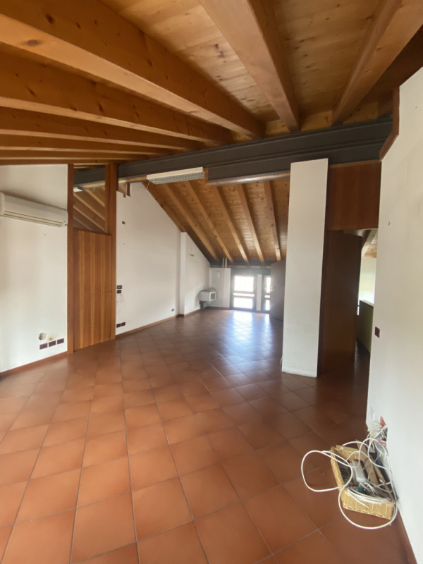 in vendita magnifico attico di circa 300 mq situato nella rinomata zona residenziale di Biadene, ...