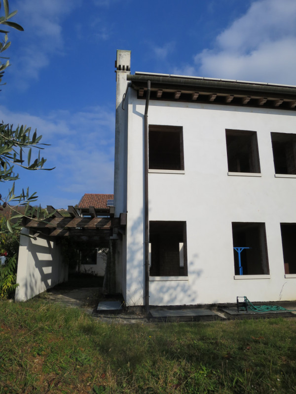 Ampia bifamiliare situata nella tranquilla località di Biadene, nel comune di Montebelluna, immer...