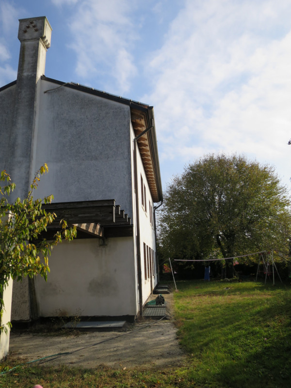 Ampia bifamiliare situata nella tranquilla località di Biadene, nel comune di Montebelluna, immer...