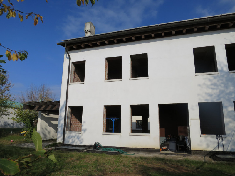 Ampia bifamiliare situata nella tranquilla località di Biadene, nel comune di Montebelluna, immer...