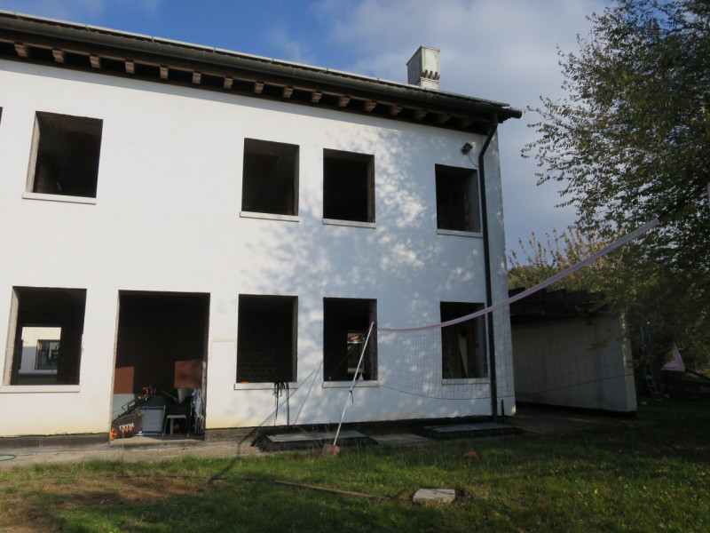 Ampia bifamiliare situata nella tranquilla località di Biadene, nel comune di Montebelluna, immer...