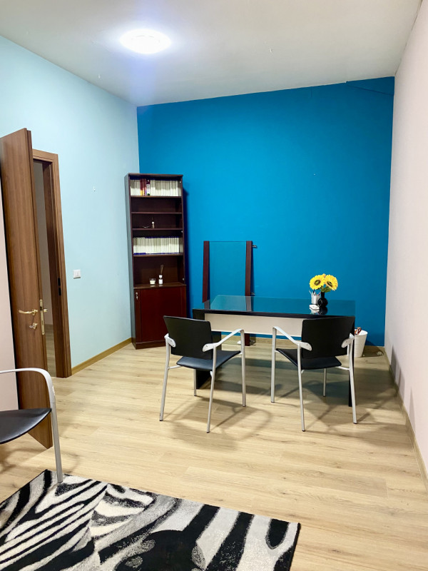 Castelfranco V.to: in posizione centrale, all'interno di una piazzetta ed adiacente ad un grande ...