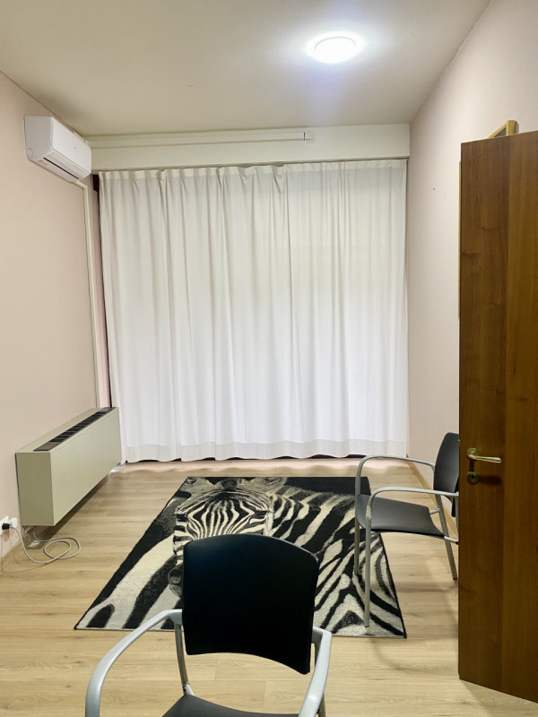 Castelfranco V.to: in posizione centrale, all'interno di una piazzetta ed adiacente ad un grande ...