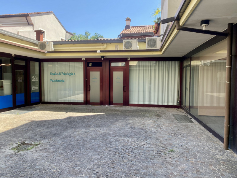 Castelfranco V.to: in posizione centrale, all'interno di una piazzetta ed adiacente ad un grande ...