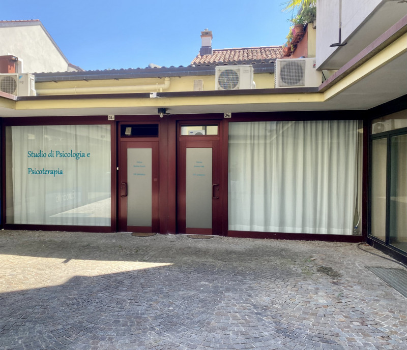 Castelfranco V.to: in posizione centrale, all'interno di una piazzetta ed adiacente ad un grande ...