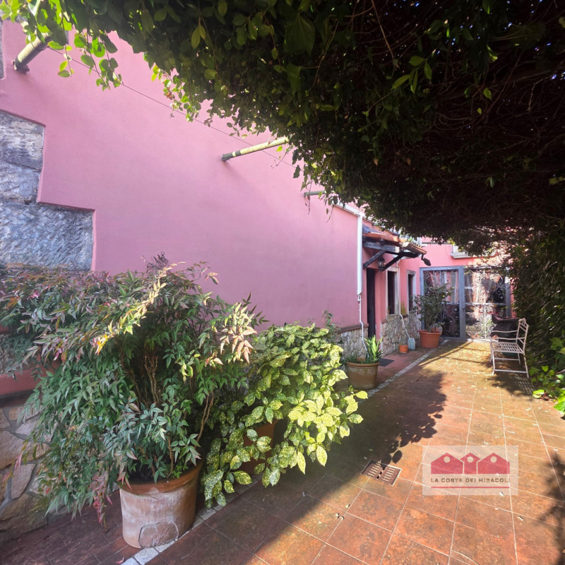 PIANEZZE: RUSTICO DI TESTA IN CARATTERISTICO BORGO, MQ. 264 SU 2 LIVELLI + MANSARDA, INGRESSO, CU...