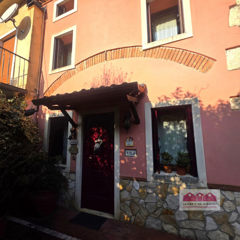 PIANEZZE: RUSTICO DI TESTA IN CARATTERISTICO BORGO, MQ. 264 SU 2 LIVELLI + MANSARDA, INGRESSO, CU...