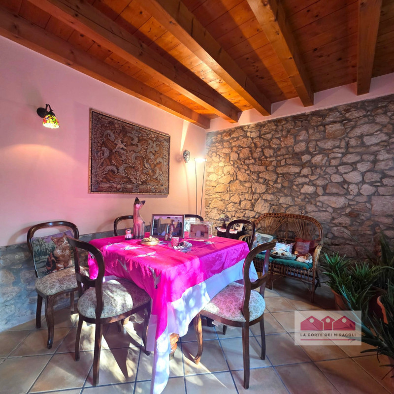 PIANEZZE: RUSTICO DI TESTA IN CARATTERISTICO BORGO, MQ. 264 SU 2 LIVELLI + MANSARDA, INGRESSO, CU...