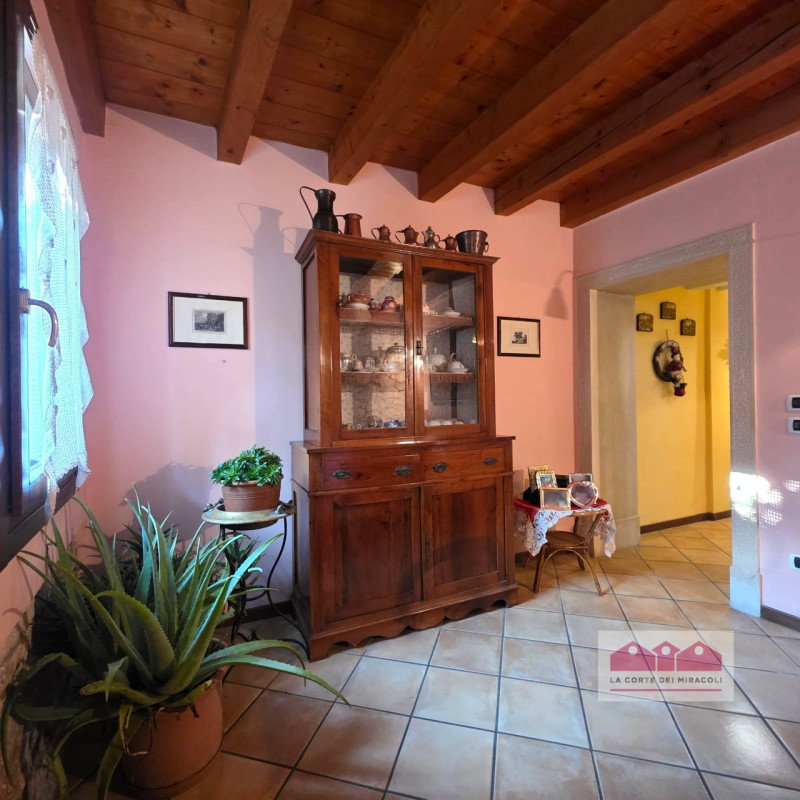 PIANEZZE: RUSTICO DI TESTA IN CARATTERISTICO BORGO, MQ. 264 SU 2 LIVELLI + MANSARDA, INGRESSO, CU...