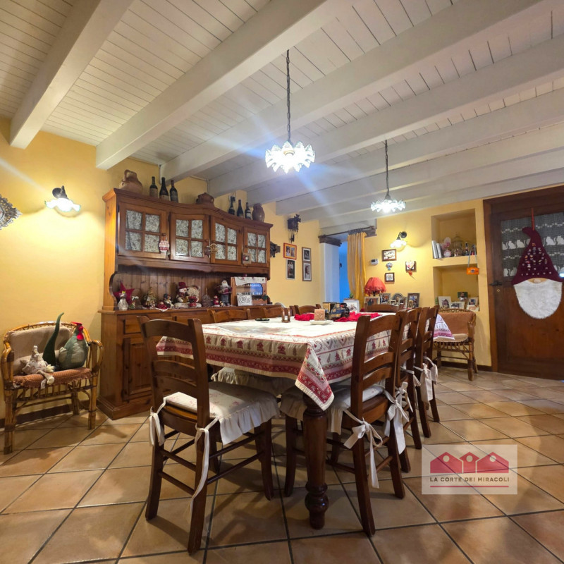 PIANEZZE: RUSTICO DI TESTA IN CARATTERISTICO BORGO, MQ. 264 SU 2 LIVELLI + MANSARDA, INGRESSO, CU...