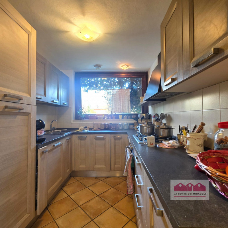 PIANEZZE: RUSTICO DI TESTA IN CARATTERISTICO BORGO, MQ. 264 SU 2 LIVELLI + MANSARDA, INGRESSO, CU...