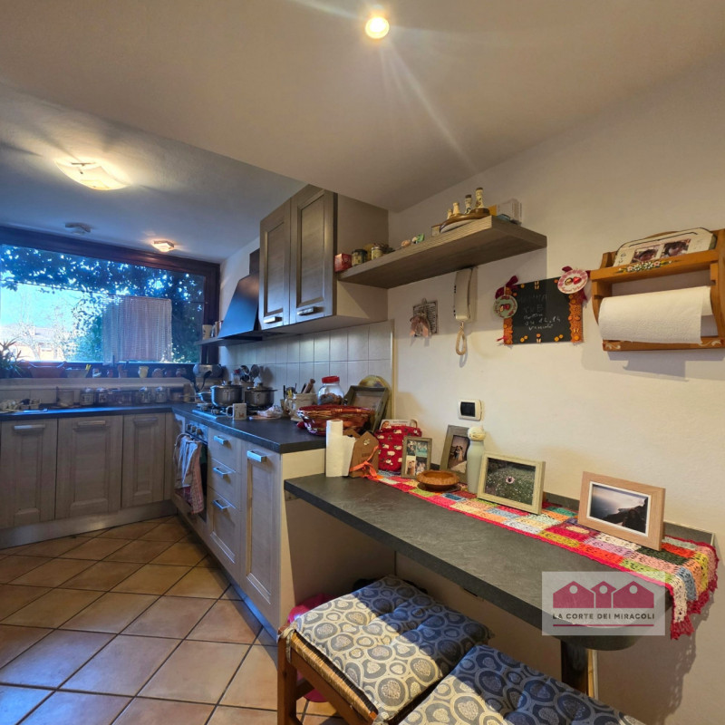 PIANEZZE: RUSTICO DI TESTA IN CARATTERISTICO BORGO, MQ. 264 SU 2 LIVELLI + MANSARDA, INGRESSO, CU...