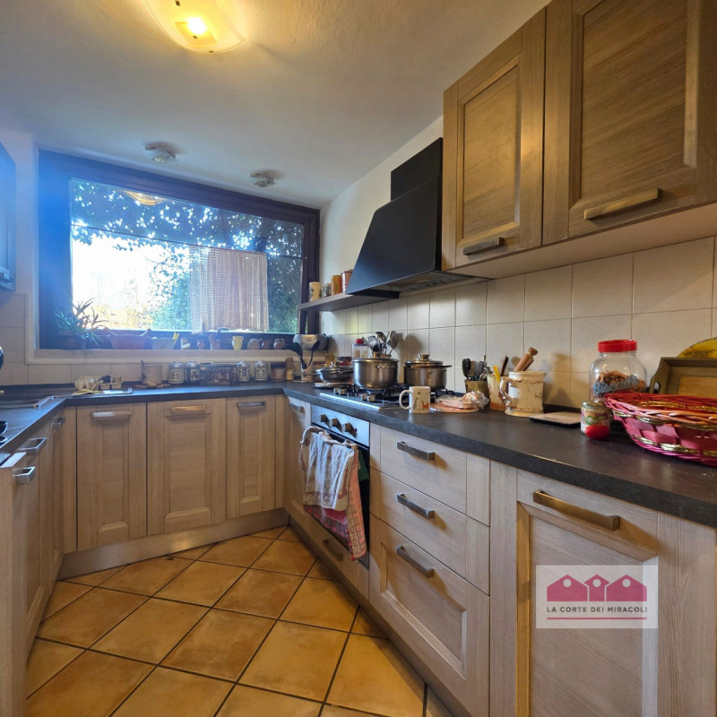 PIANEZZE: RUSTICO DI TESTA IN CARATTERISTICO BORGO, MQ. 264 SU 2 LIVELLI + MANSARDA, INGRESSO, CU...